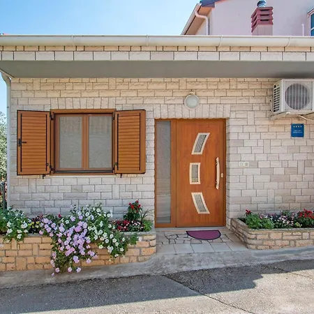 Oliva By Interhome Pula